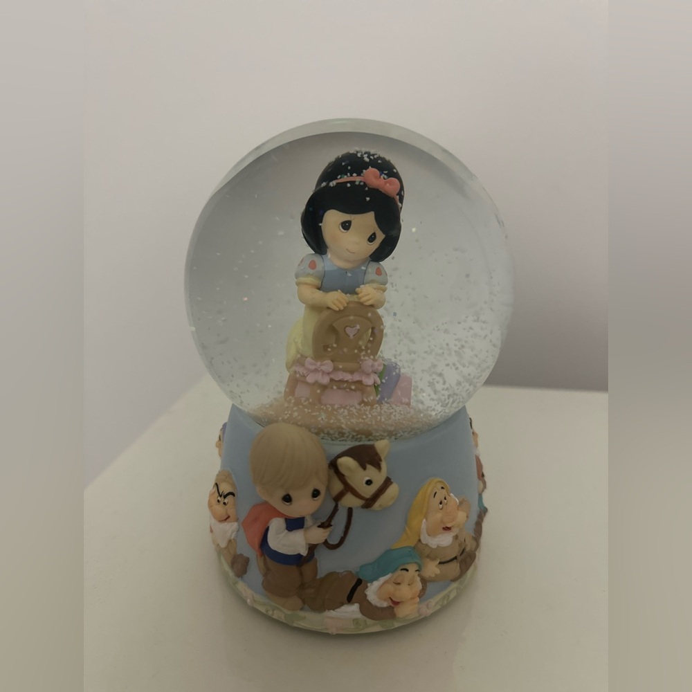 ✨ Precious Moments Disney Snow White & the Seven Dwarfs Musical Snow Globe ✨